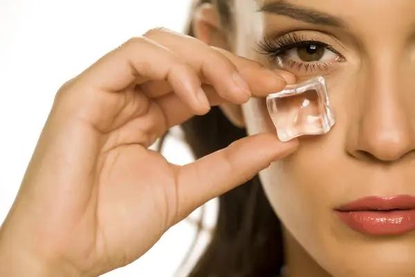 Hielo para las ojeras