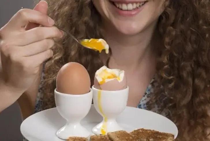 Mujer comiendo huevo&nbsp;