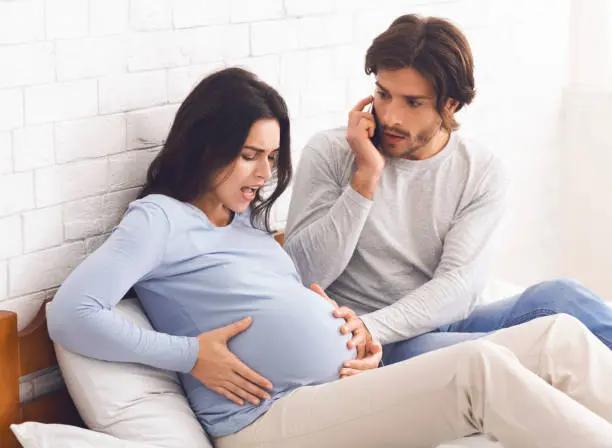 Mujer embarazada llamando al doctor. (Foto: istock)