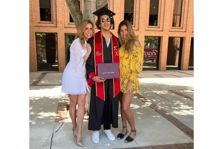 Lili Estefan con sus hijos en la graduación de Lorenzo Jr. / Foto: Univisión