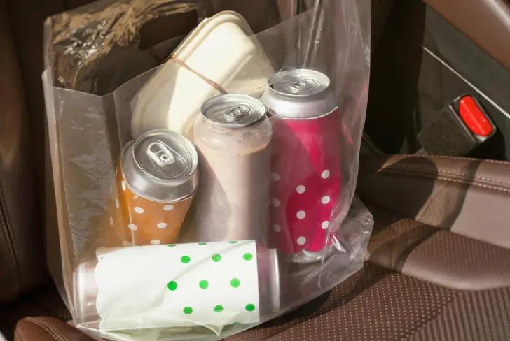 Forma correcta de llevar latas en el auto. (Foto: Motor El País)