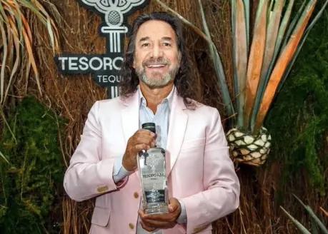 Marco Antonio con su marca de tequila