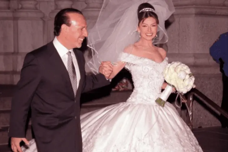 Thalía en su boda con Tommy Mottola. (People en Español)