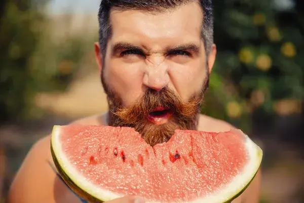 Hombres comiendo sandía