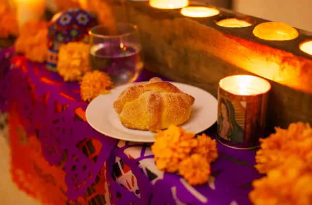 El pan de muertos en el altar de día de muertos