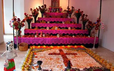 Altar de muertos de 7 pisos (Foto: El Sol de México)