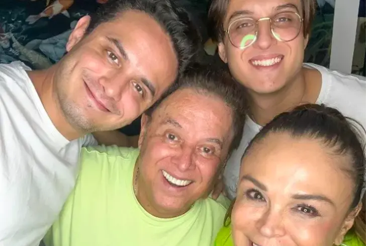 Mario Bezares y su familia. (Foto: UrbandaMagazine)