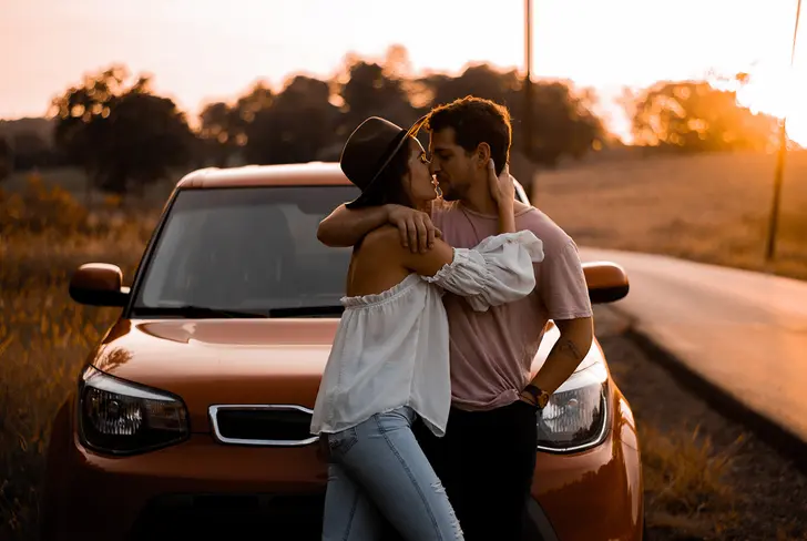 Pareja de vacaciones bajo el método 2-2-2