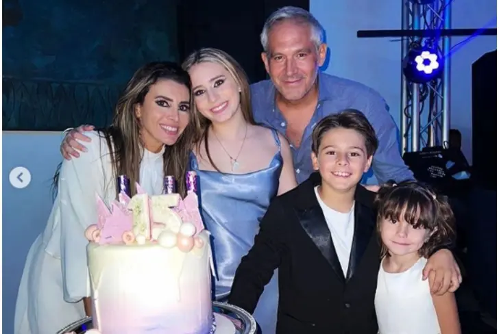 Arath de la Torre y su familia en los XV años de Gala / Foto: Univisión