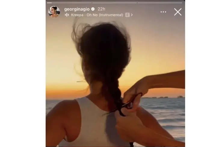 Giorgina Rodríguez cortando su cabello