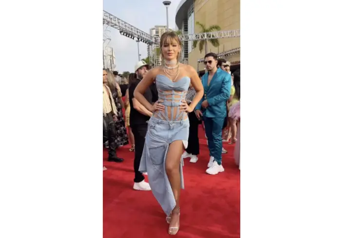 Migbelis en la alfombra roja de los Premios Juventud