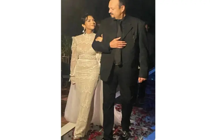 Pepe Aguilar entregando a su hija en el altar. (Foto: am.com)