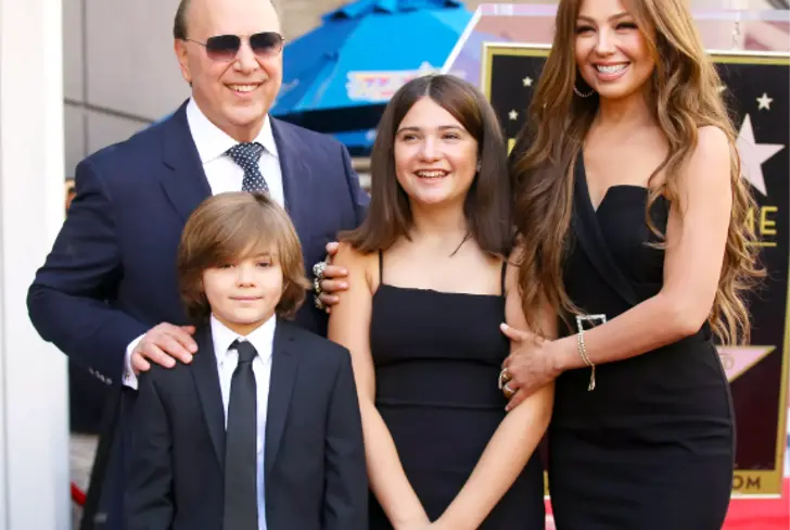 Thalía junto a sus hijos y esposo Tommy Motola.