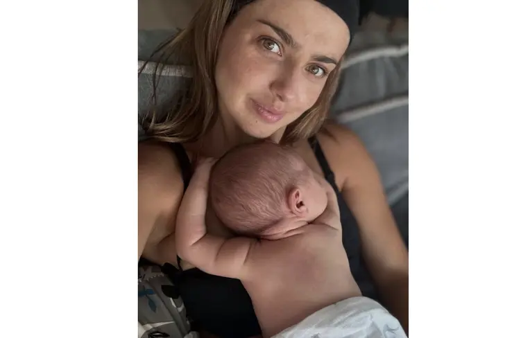 Michelle Renaud junto a su hijo Milo.