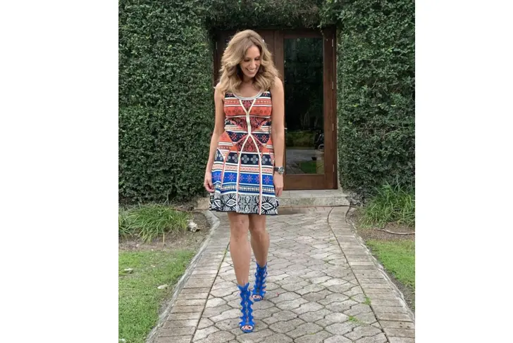 Lili Estefan con uno de los zapatos de su colección. (Foto: Univisión)