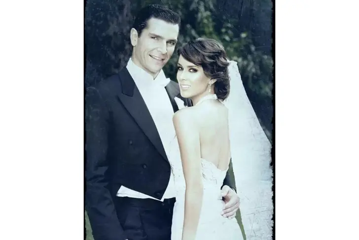 Jacky Bracamontes y su esposo Martín Fuentes en su boda / Foto: Quién