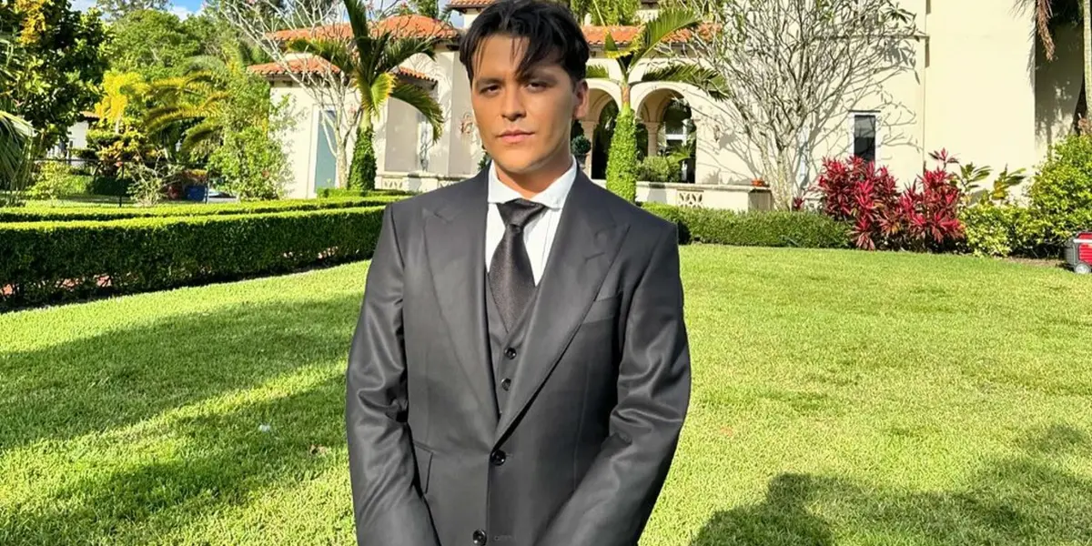 Lo que hay detrás de la nueva imagen de Christian Nodal sin tatuajes en el rostro