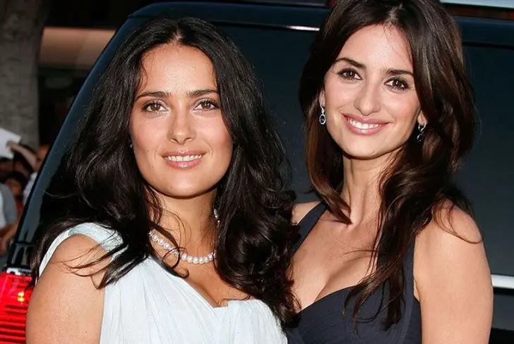 Salma Hayek con Penélope Cruz. (Foto: Vanidades)