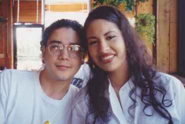 El viudo de Selena Quintanilla compartió unas fotografías con la familia de la fallecida cantante, demostrando cuál es su relación con ellos tras más de dos décadas de la muerte de su esposa