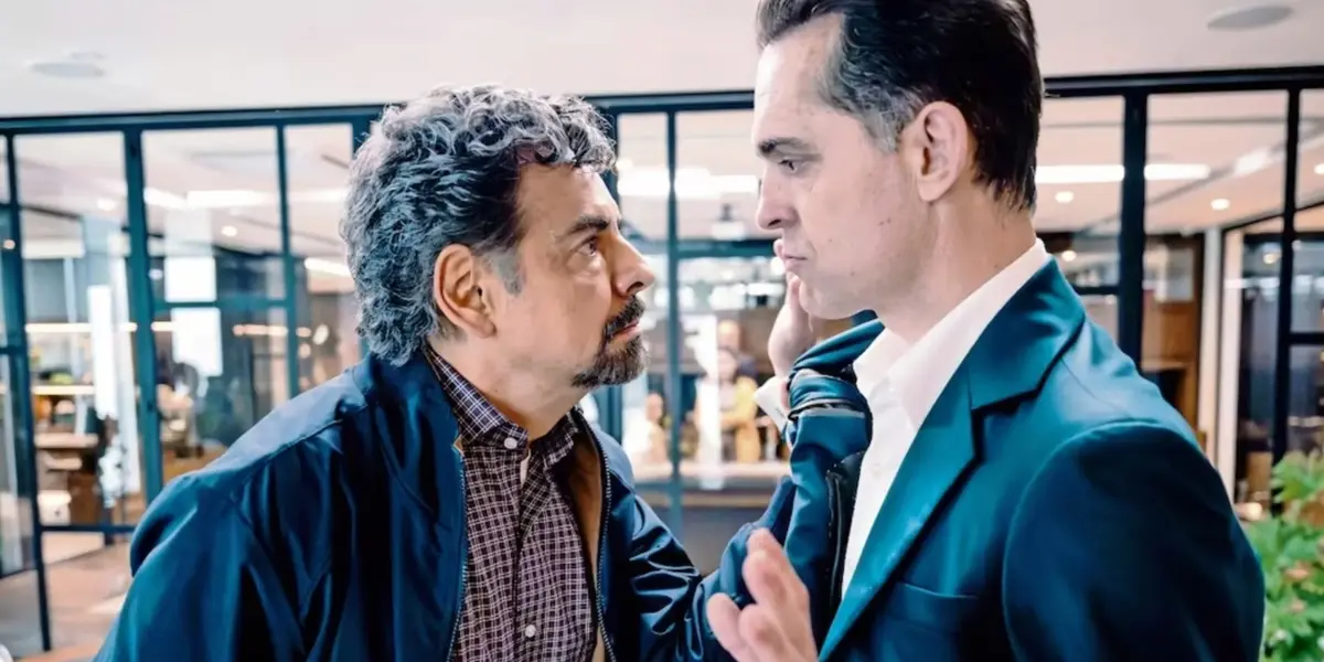 Eugenio Derbez y Pedro Alonso en "El Juicio" (Foto: Glamour)