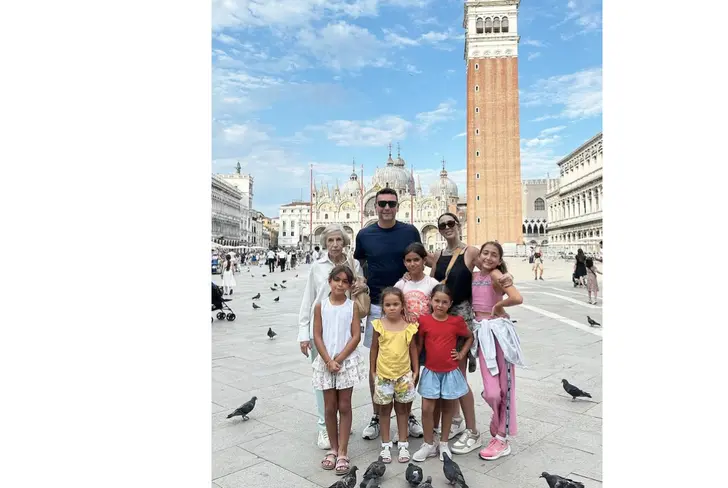 Las vacaciones de Jacky Bracamontes junto a su familia en Italia. (Foto: Hola México)&nbsp;