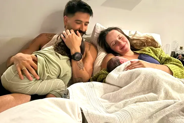 Evaluna y Camilo con sus dos hijas