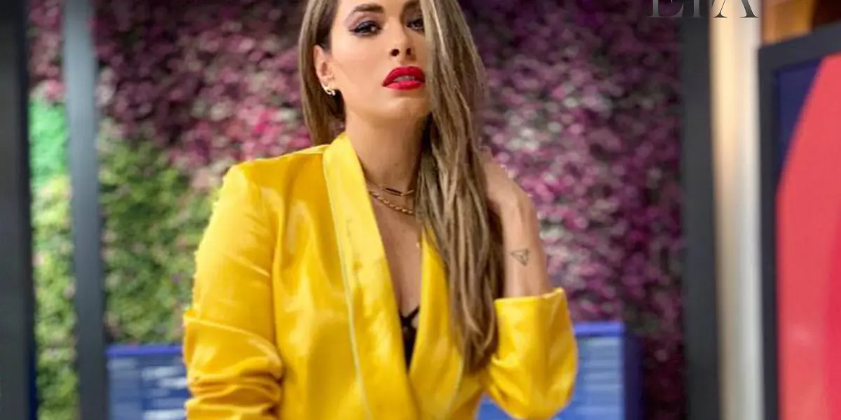 Galilea Montijo posando con traje amarillo