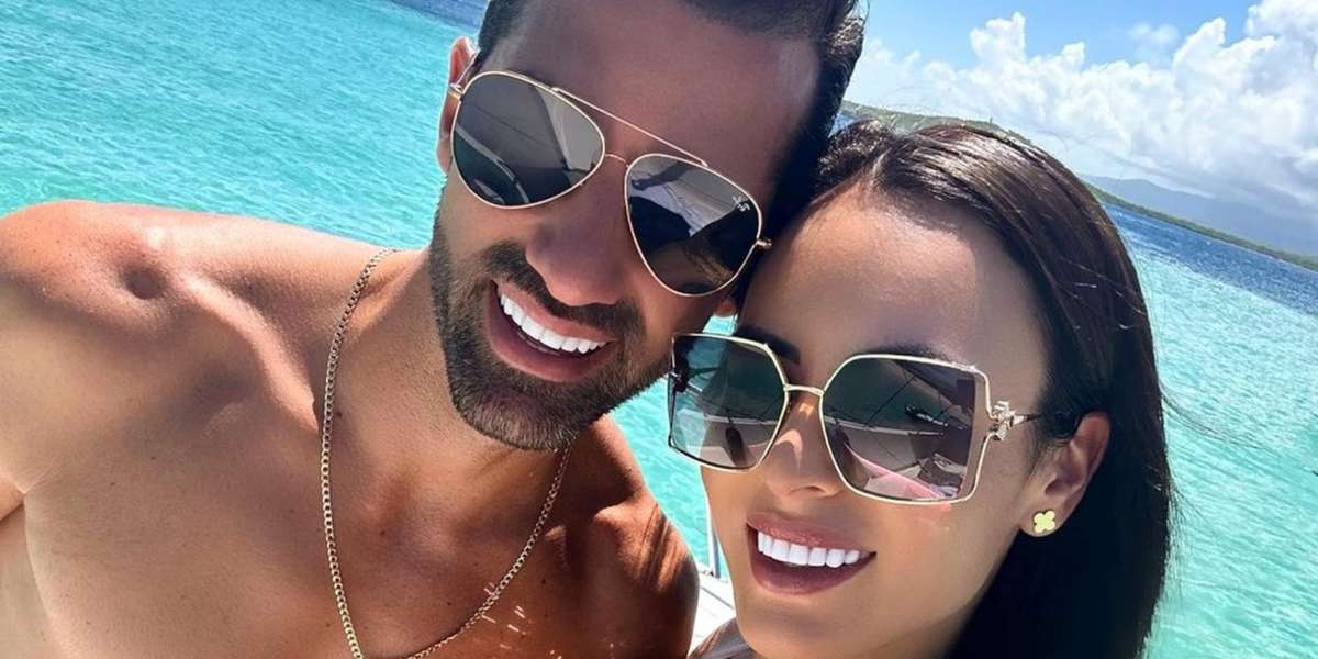 La pareja celebró a través de redes sociales su segundo aniversario como novios