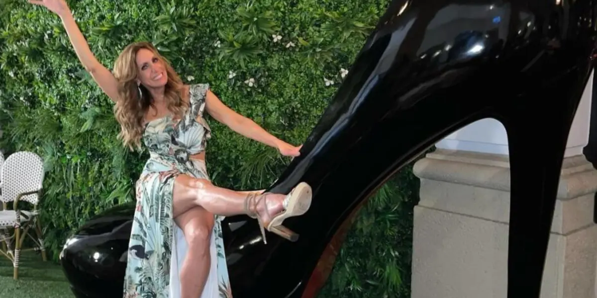 Lili Estefan junto a un zapato gigante