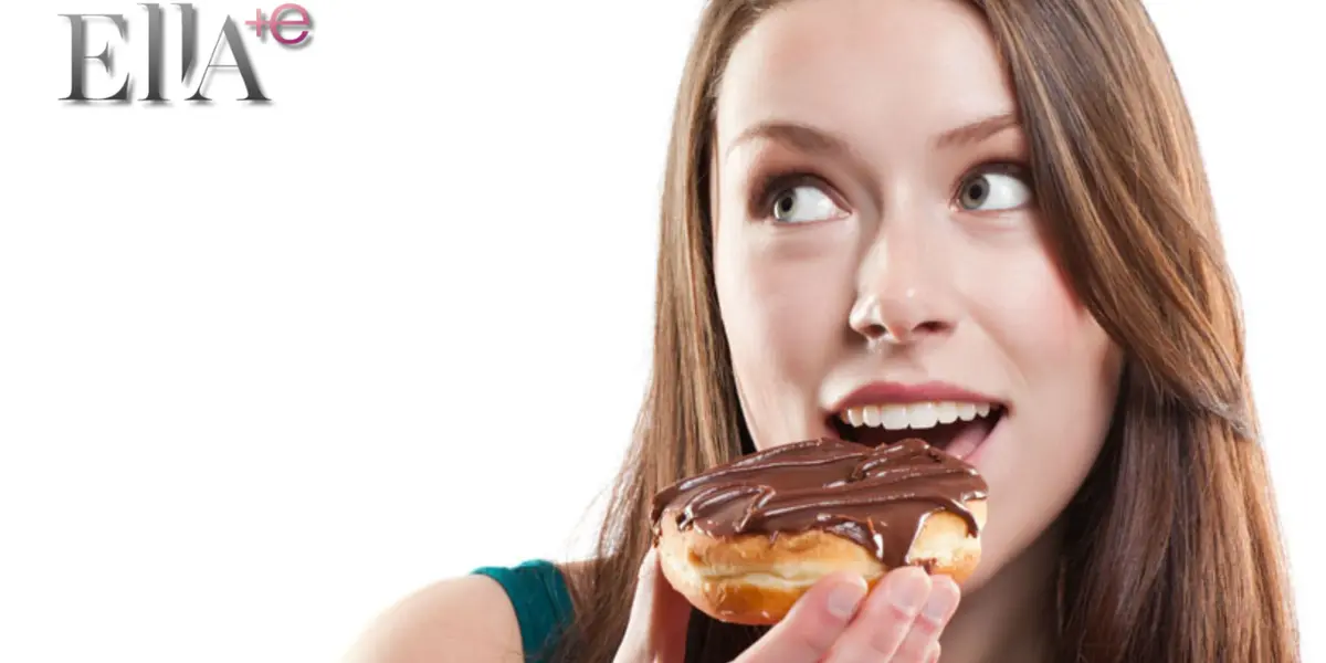 Mujer comiendo pan de chocolate / Foto:  El Imparcial de Oaxaca