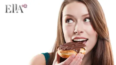 Mujer comiendo pan de chocolate / Foto:  El Imparcial de Oaxaca