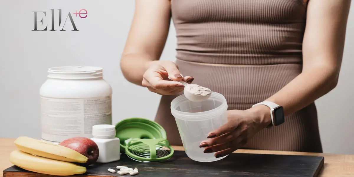 Mujer tomando proteína (Foto: Glamour México)