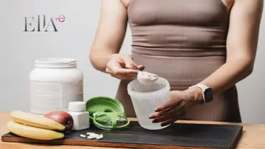 Mujer tomando proteína (Foto: Glamour México)