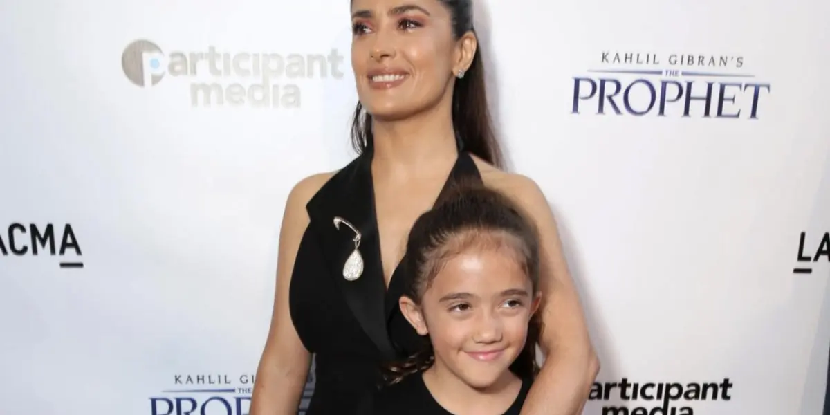 Salma Hayek junto a su hija cuando era pequeña