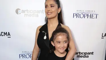 Salma Hayek junto a su hija cuando era pequeña