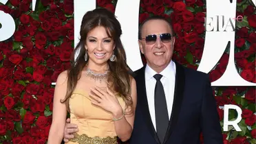 Thalía y su esposo Tommy Motola. (Foto: Telemundo)